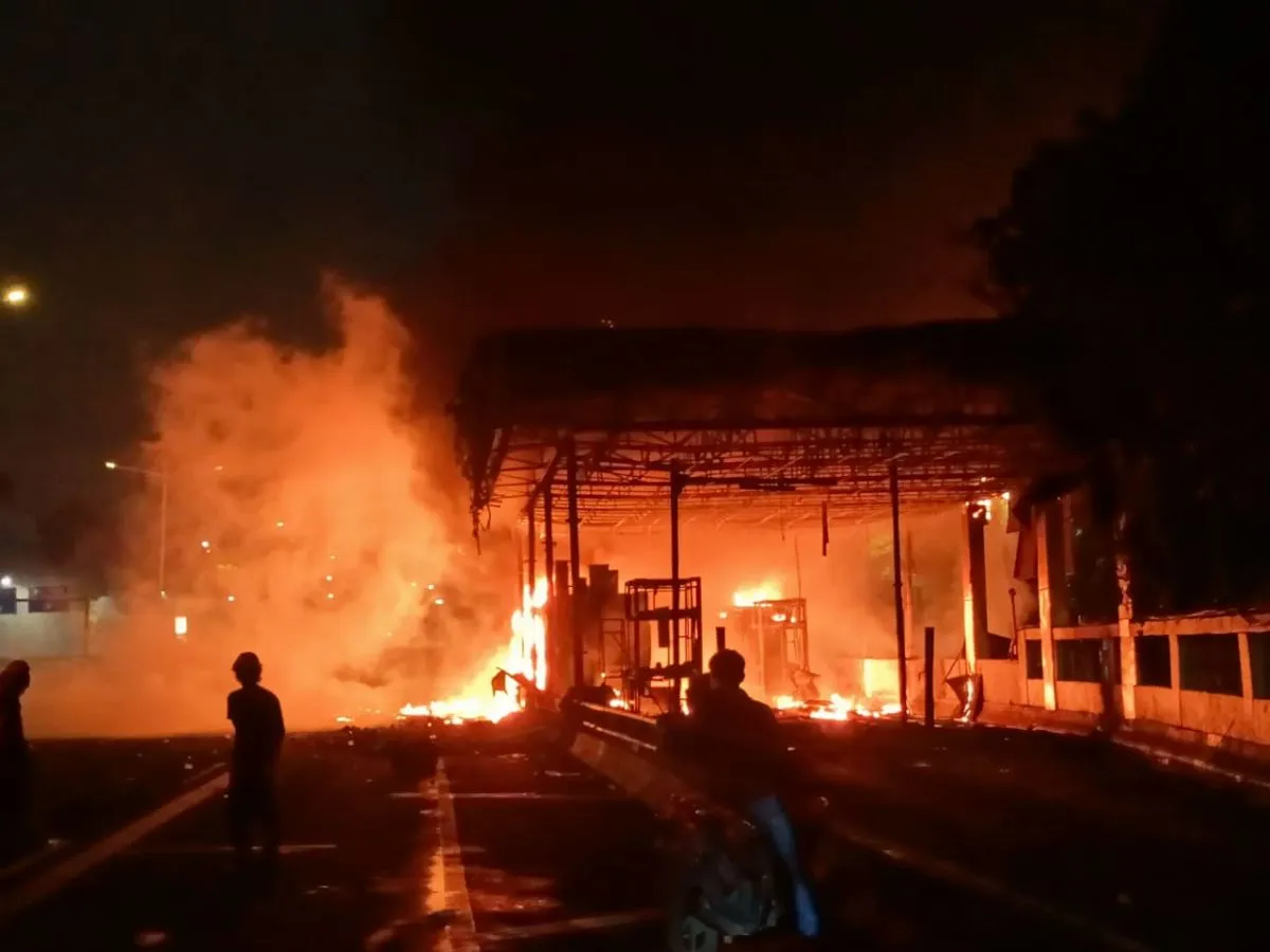 Kerusuhan di Jakarta: Massa Bakar Fasilitas Umum