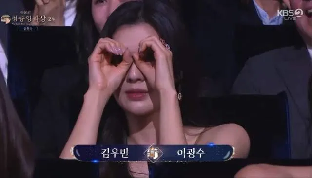 Aksi Lucu Lee Sun-bin di Blue Dragon Film Awards Mencuri Perhatian