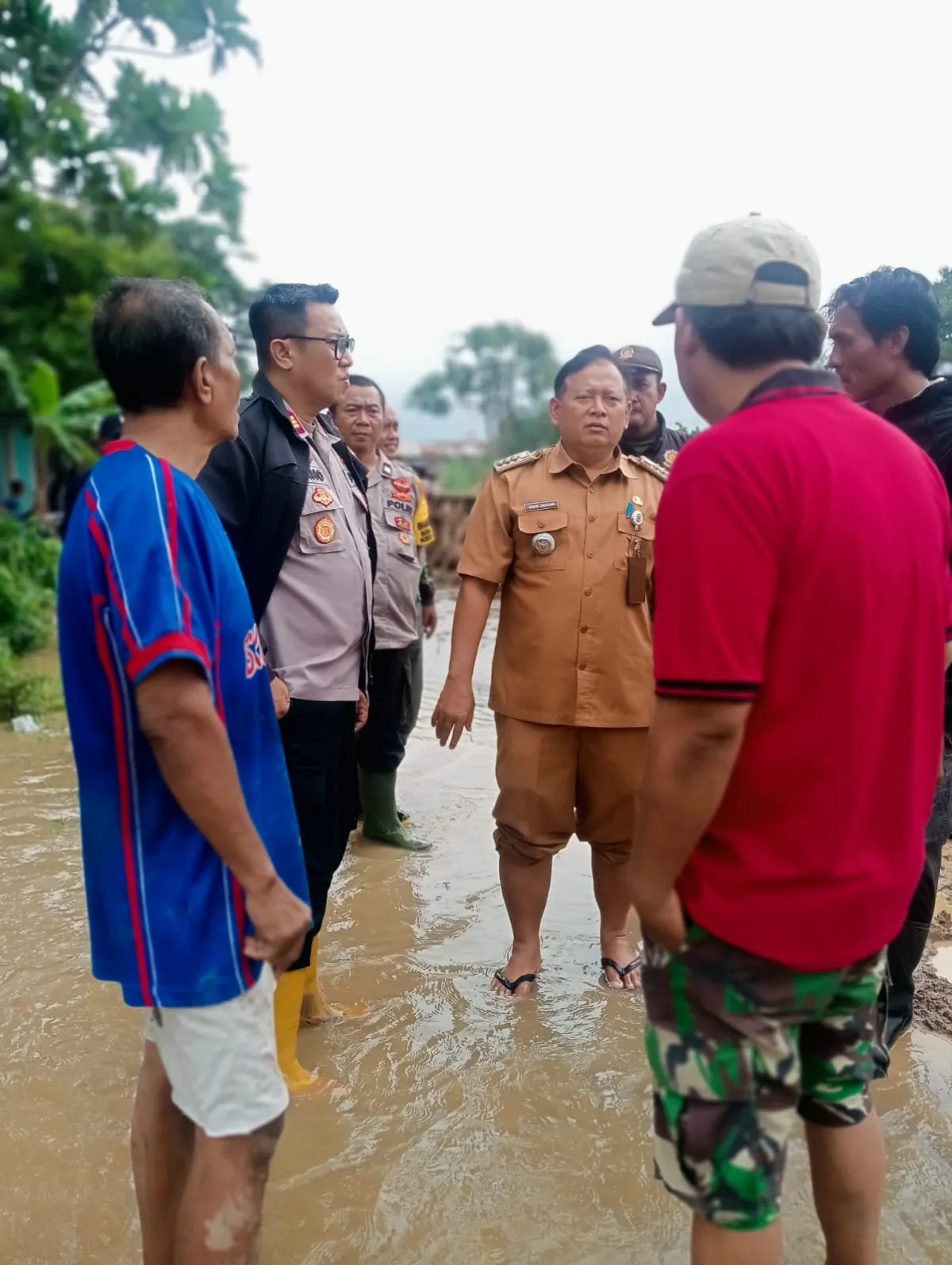 Kapolsek Sukatani Tinjau Langsung Dampak Genangan Air di Desa Sukamanah