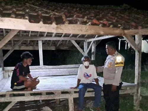 Polsek Sragi Lakukan Pengecekan Pos Ronda untuk Tingkatkan Keamanan Desa Mandalasari