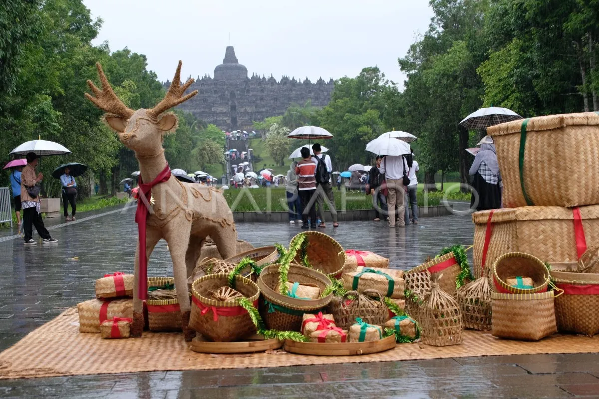 Dekorasi Natal Berbahan Bambu Sambut Wisatawan di Borobudur