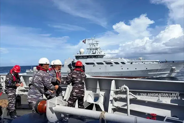 Latihan Bersama KRI Diponegoro dan Kapal Patroli Prancis di Laut Sawu