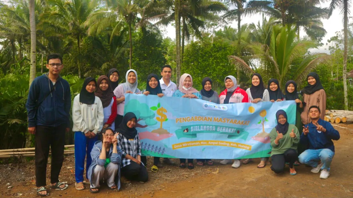 UNAIR Edukasi Masyarakat Wirotaman tentang Digital Marketing untuk Tingkatkan Ekonomi Desa
