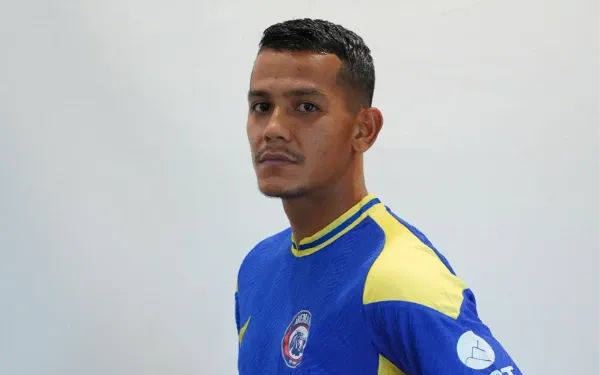 Arema FC Tambah Kekuatan Pertahanan dengan Rekrutmen Leo Guntara
