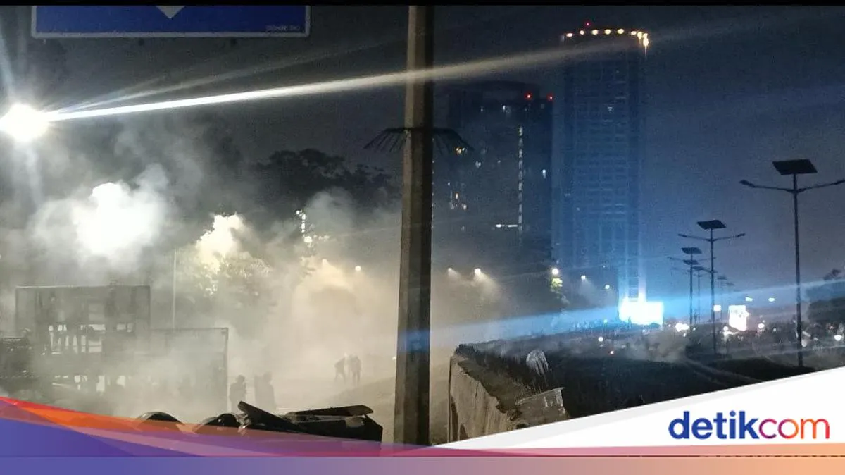 Massa Bertahan di Depan DPR, Penutupan Gerbang Tol Dalam Kota Arah Cawang