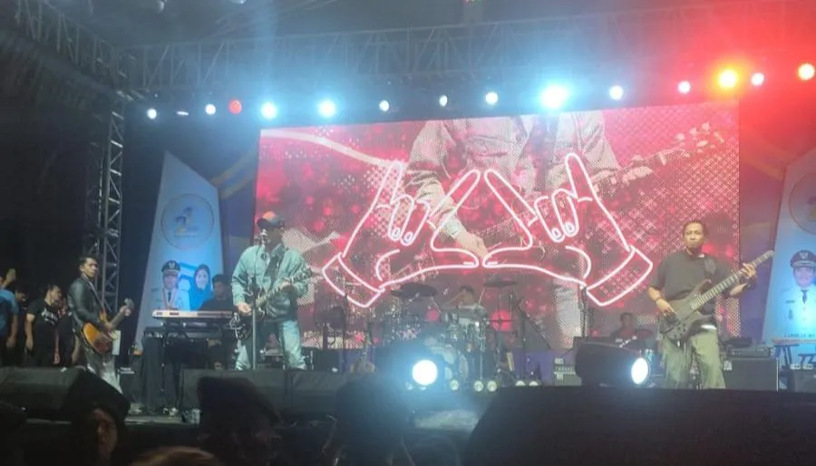 Band Armada Memukau Ribuan Penonton di Lapangan Tanjung Senai