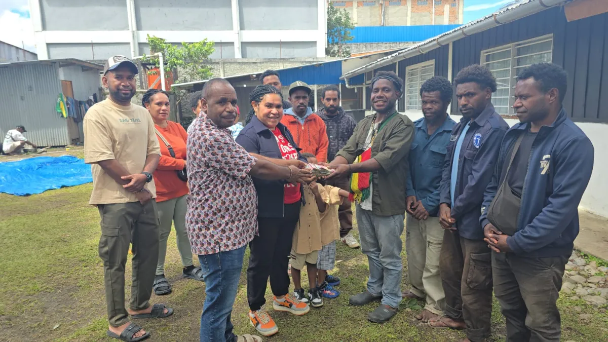 Tim Papua Worship Bantu Korban Kebakaran di Tolikara