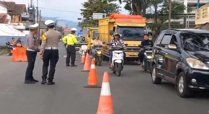 Arus Balik Libur Imlek, Polres Garut Terapkan Sistem Satu Arah di Jalur Utama