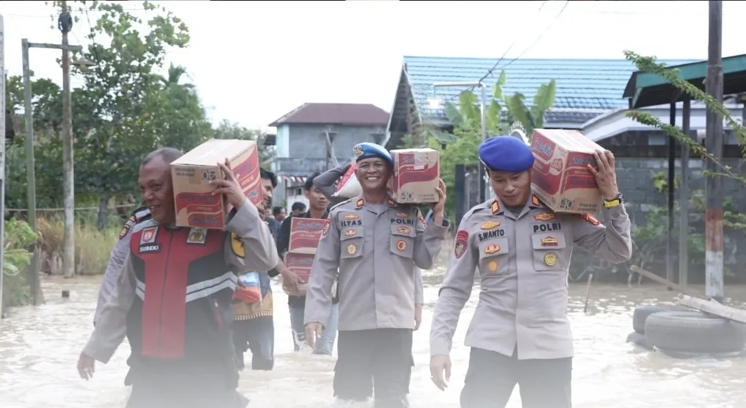 Kapolres Kutai Timur Salurkan Bansos dan Berikan Dukungan Moral di Tengah Banjir
