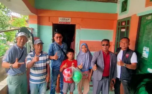 GBR Sriwijaya Berikan Bantuan Bola Kaki untuk Anak Pencinta Sepak Bola di Palembang