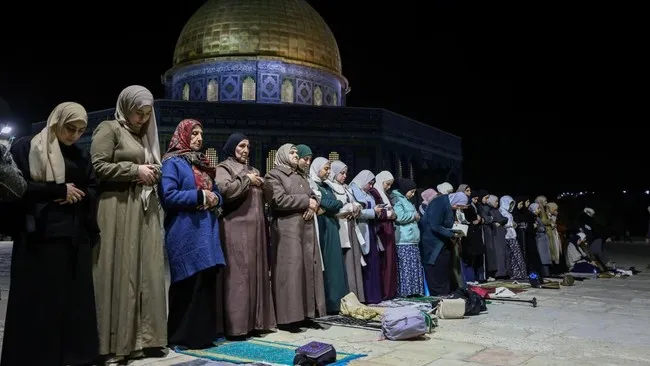 Jamaah Palestina Laksanakan Salat Tarawih di Al-Aqsa di Tengah Pengawasan Ketat