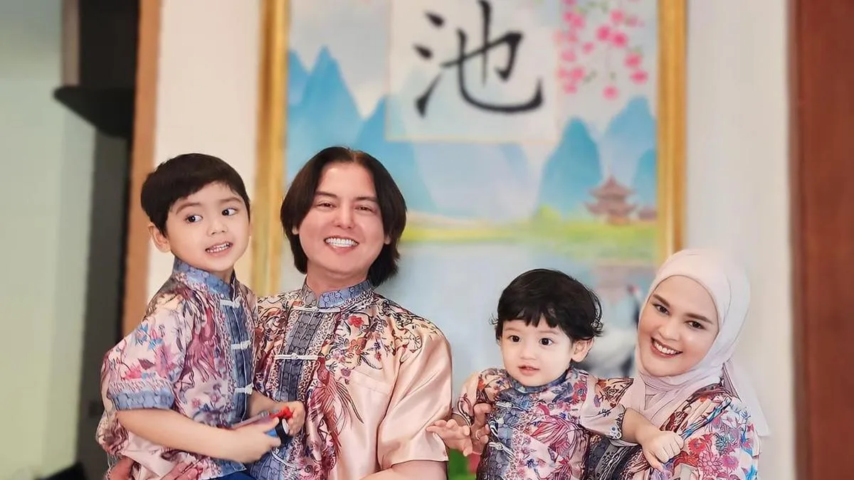 Kehangatan Imlek: 12 Artis Rayakan Bersama Keluarga