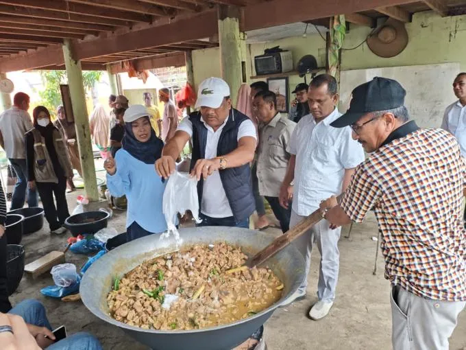 Bupati Bireuen Rayakan Meugang Bersama Pengungsi di Alue Kuta