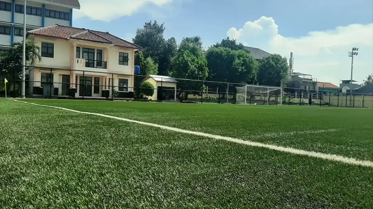 Revitalisasi Lapangan Sepak Bola Sintesis Wijaya Kusuma di Jakarta Barat