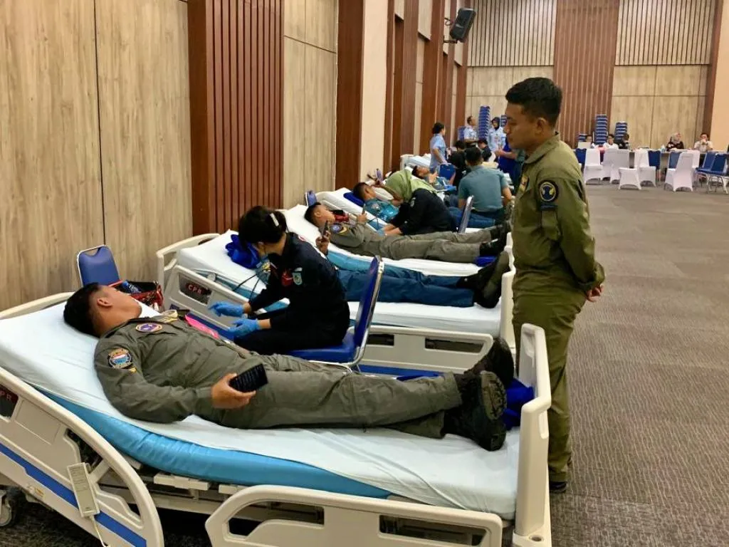 Prajurit Lanudal Manado Laksanakan Donor Darah dalam Rangka Hari Bakti Ke-78 TNI AU