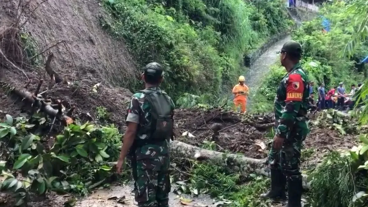 Longsor Tutup Akses Jalan Utama di Ponorogo Akibat Hujan Deras