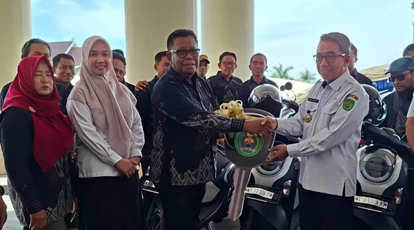 Pemkab Kutai Timur Salurkan Motor Operasional untuk Ketua Rukun Tetangga