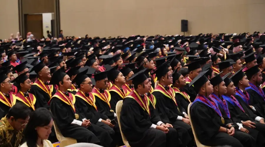 UM Surabaya Wisuda 927 Lulusan, Apresiasi Mahasiswa Difabel dan Palestina