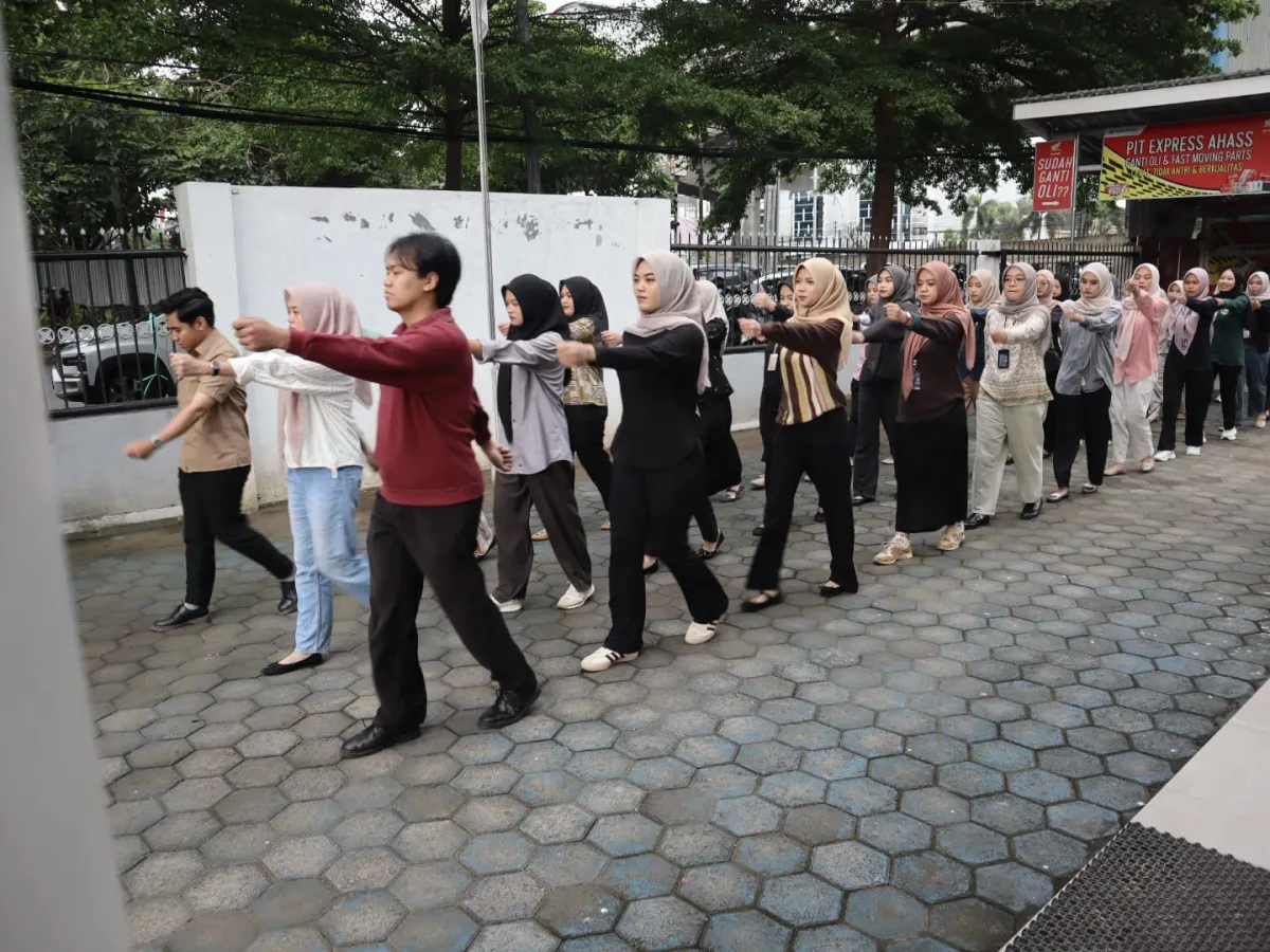 Peserta Magang Kementerian Ketenagakerjaan Latihan Baris Berbaris di Bapas Makassar