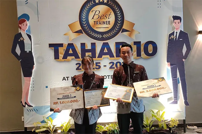 Dua Siswa SMKN 1 Panji Raih Penghargaan Best Trainee di Surabaya
