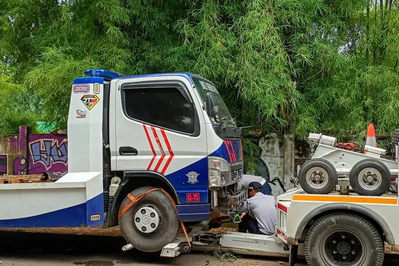 Mobil Towing Polri Diderek karena Parkir Liar di Meruya Selatan