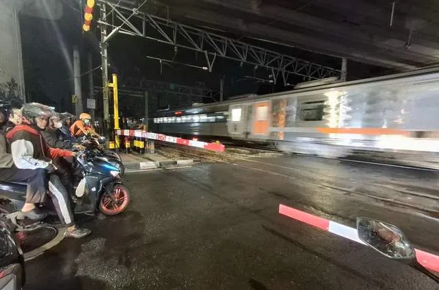 Peningkatan Jadwal Perjalanan, Daop 6 Himbau Waspada di Perlintasan Kereta