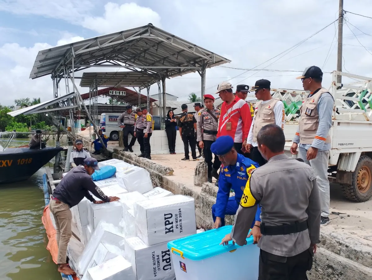 Distribusi Logistik Pemilu 2024 di Rawajitu Timur Melalui Jalur Air