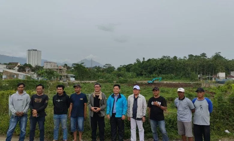 Tim PPM Universitas Padjadjaran Lakukan Pemantauan Pengerukan Sediment Trap Sungai Cikeruh