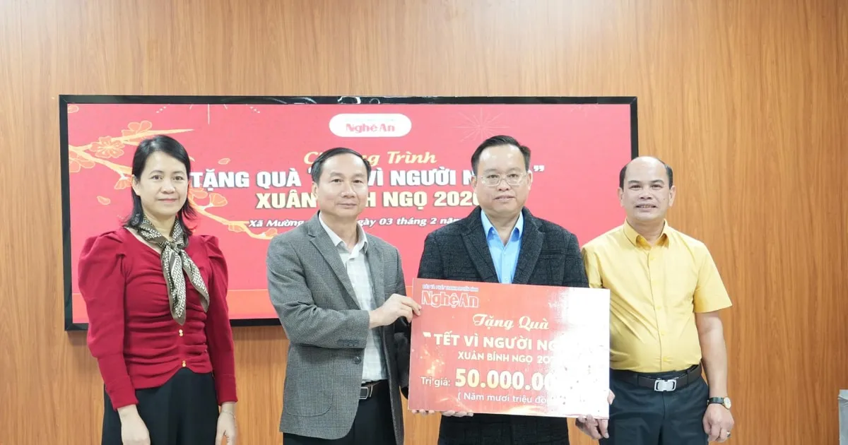 Nghe An Berikan Hadiah Tet kepada Keluarga Kurang Mampu di Muong Quang
