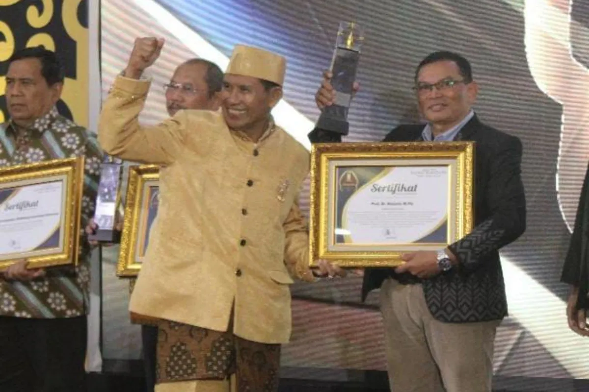 Prof. Rasimin Terima Penghargaan sebagai Pendidik Inspiratif Era Digital di Jawa Tengah