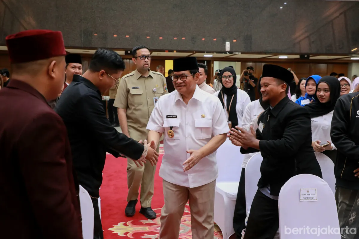 Gubernur Pramono Anung Serahkan Piala Dai-Daiyah Pilihan Jakarta
