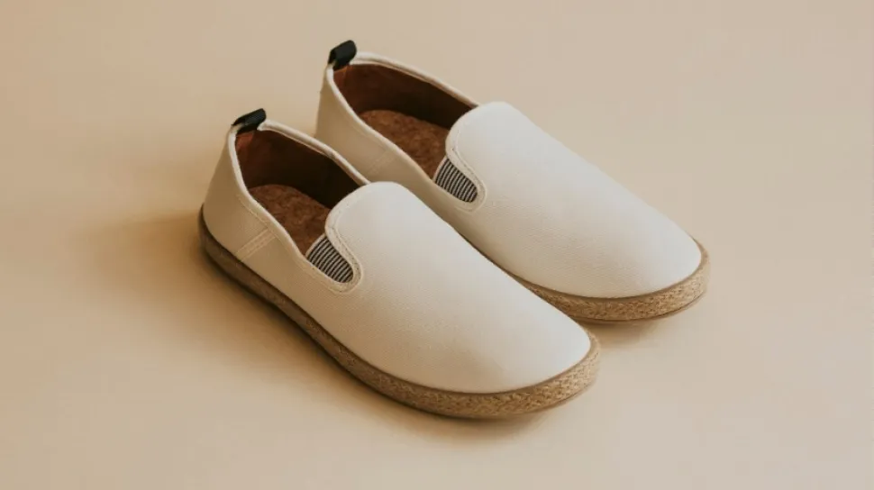 5 Sepatu Slip On Lokal Stylish di Bawah Rp300 Ribuan