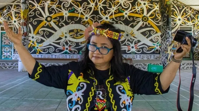 Menyusuri Jejak Budaya Melalui Lensa: Kisah Ati Bachtiar