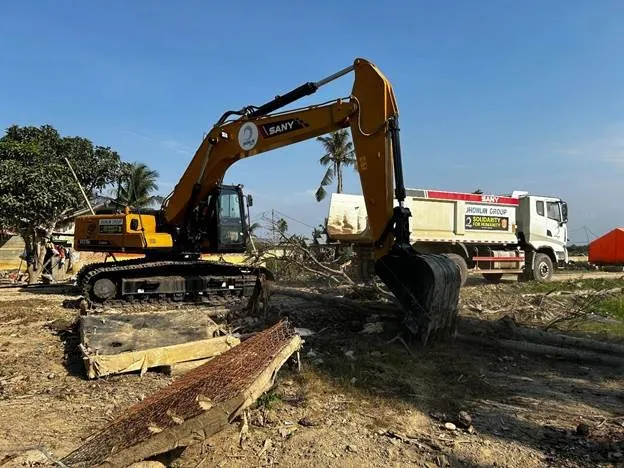 Jhonlin Group Bersihkan Akses Jalan di Aceh Tamiang Pascabanjir