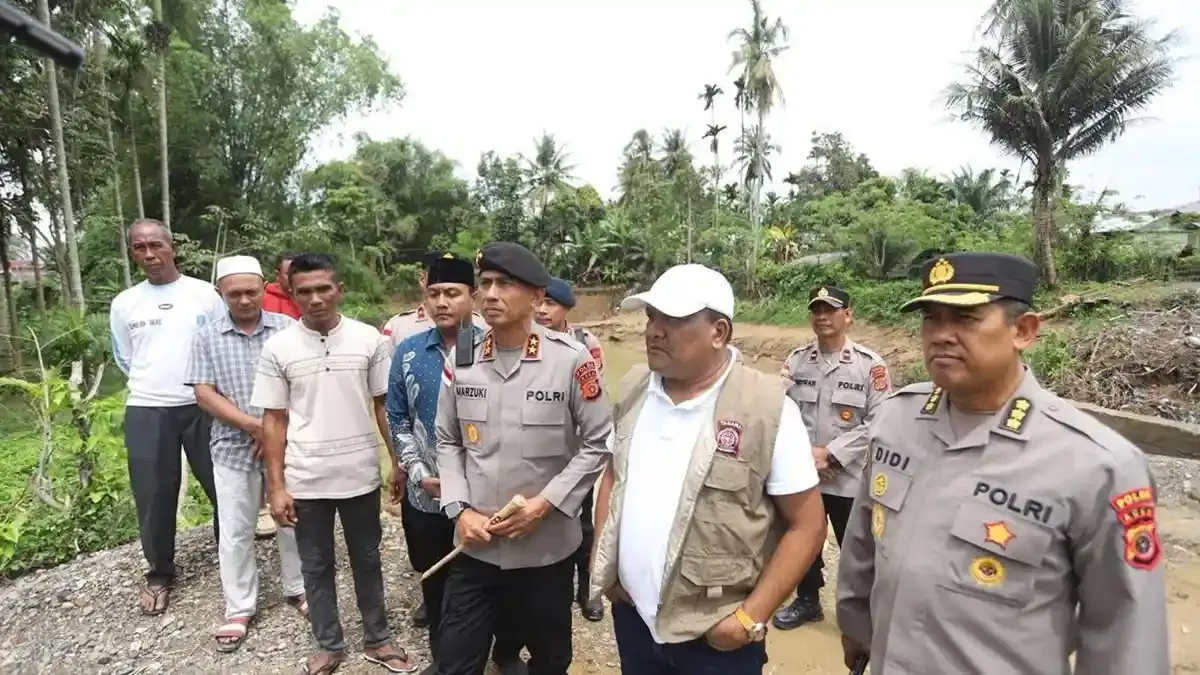 Kapolda Aceh Tinjau Pembangunan Jembatan Sementara di Jeunieb