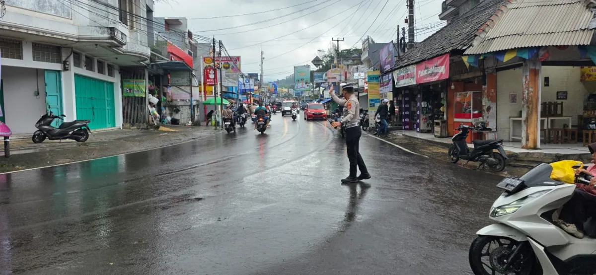 Polsek Ciwidey Tingkatkan Pengaturan Lalu Lintas Sore untuk Keamanan dan Kenyamanan Warga