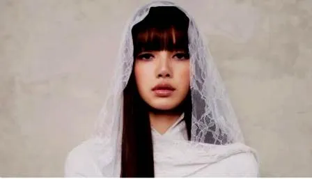 Lisa BLACKPINK Luncurkan Koleksi Fashion Hasil Rancangannya Sendiri