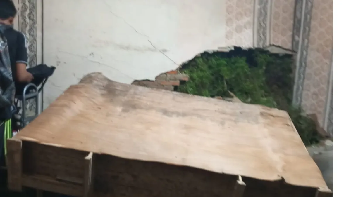 Longsor Terjang Rumah Warga di Parungponteng Akibat Hujan Deras