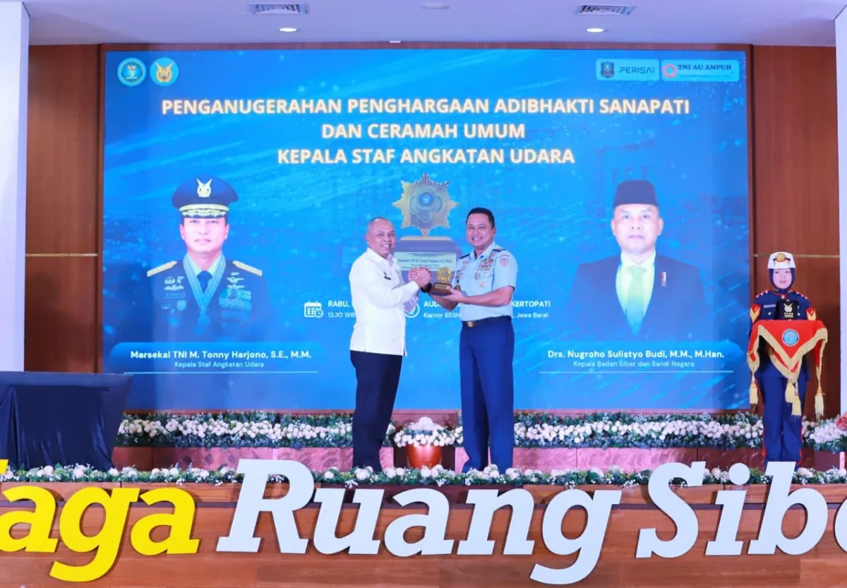Kasau Terima Penghargaan BSSN, Soroti Pentingnya Keamanan Siber dalam Peperangan Modern