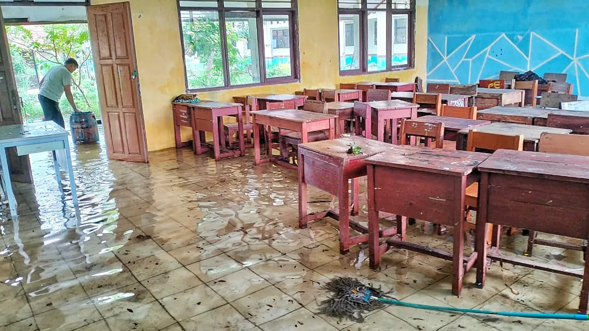 SMPN 4 Cikarang Barat Terendam Banjir, Proses Belajar Dilaksanakan Secara Daring