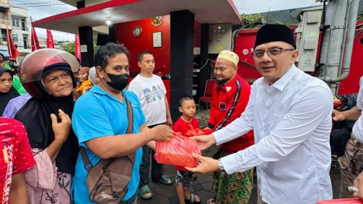 DPD PDI Perjuangan Jatim Bagikan 500 Paket Takjil Setiap Hari di Ramadan