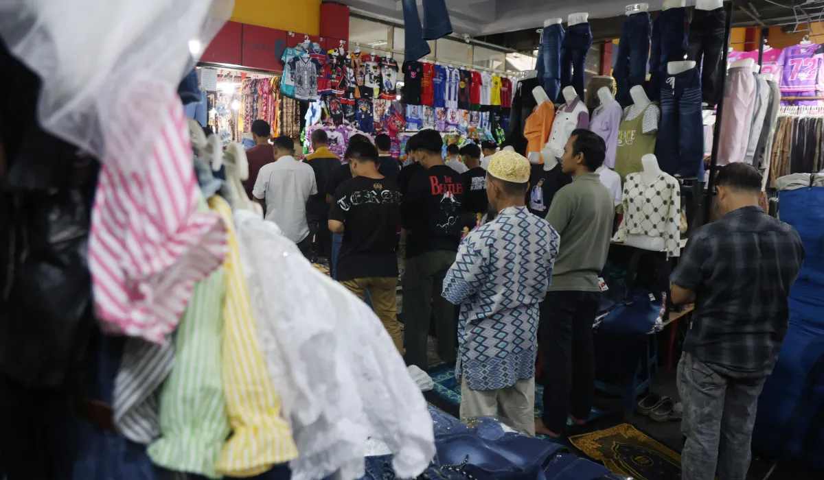 Shalat Jumat Pertama Ramadan di Lorong Pasar Tanah Abang