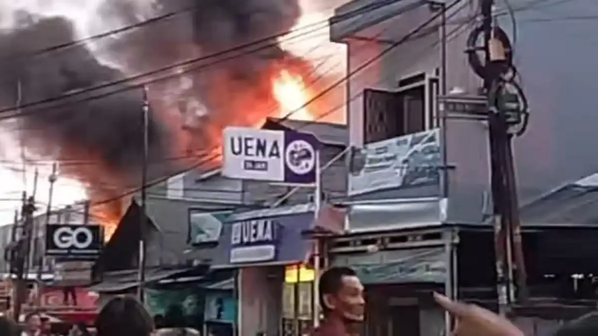 Kebakaran Toko Dekorasi di Pasar Cipadu Terus Meluas