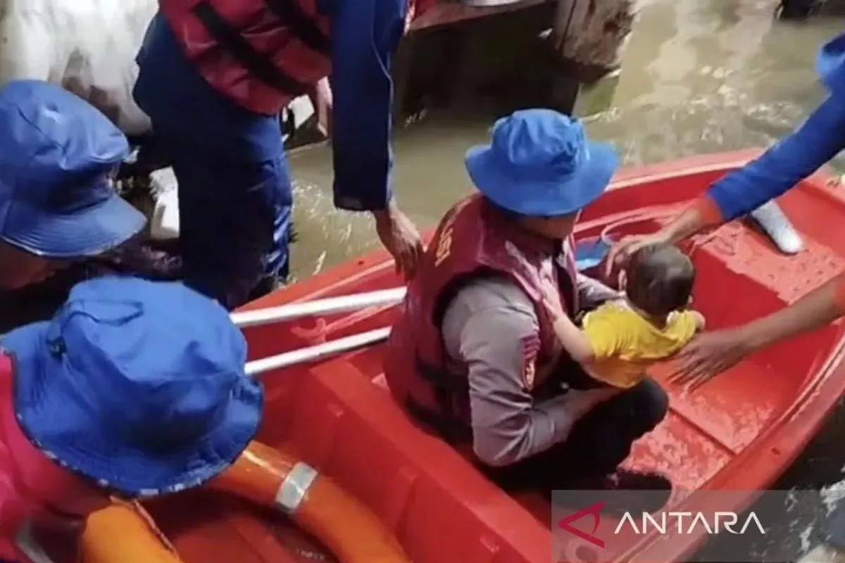 Polisi Perairan Bantu Evakuasi Warga Terdampak Banjir di Kebon Pala