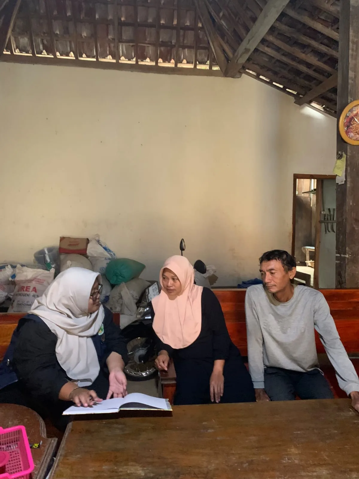 Mahasiswa UNAIR Dorong Daya Saing UMKM Lewat Digitalisasi di Desa Durenan