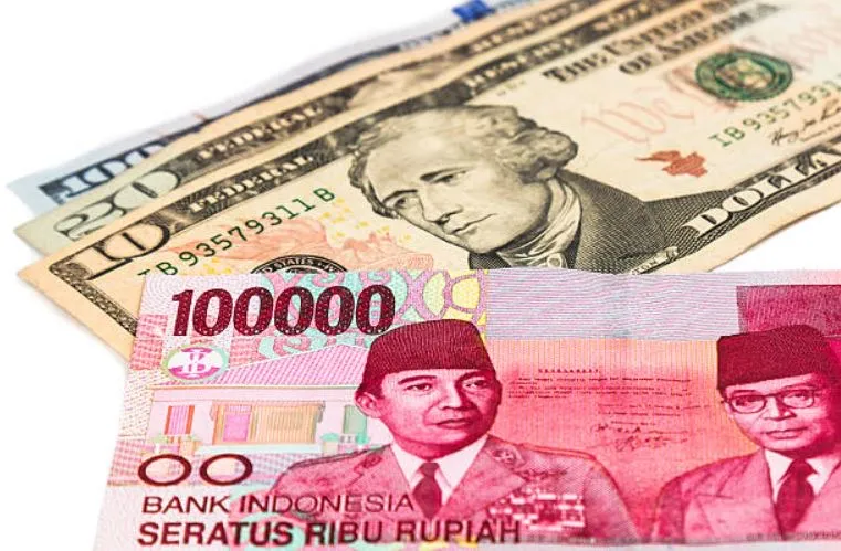 Rupiah Menguat Tipis Meski Dolar AS Terus Menguat