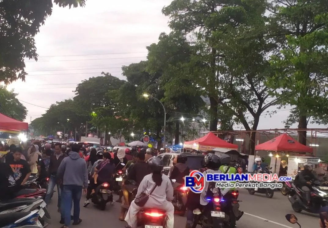 Kepadatan Lalu Lintas di Jalan Jolotundo Raya Jelang Berbuka Puasa