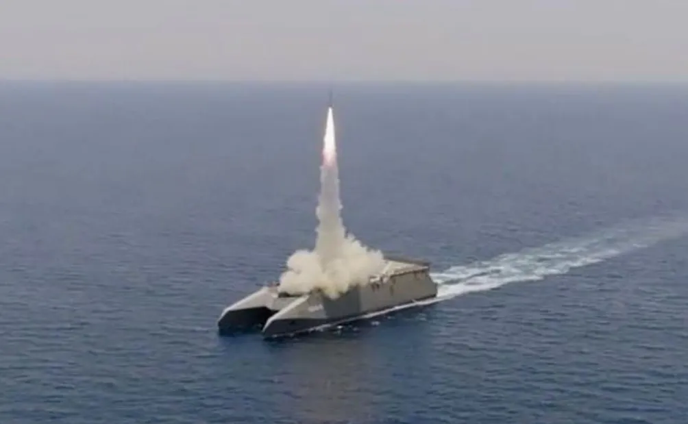 Iran Demonstrasikan Peluncuran Rudal Sayyad-3G dari Korvet Siluman di Selat Hormuz