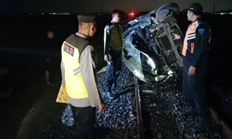 Tiga Penumpang Mobil Tewas Tabrak Kereta di Grobogan