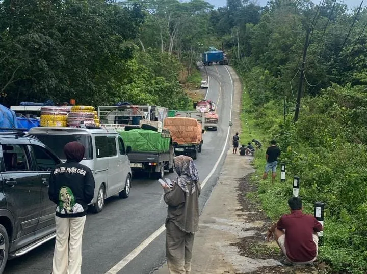Kemacetan Total di Poros Bontang-Samarinda Akibat Truk Kontainer Melintang